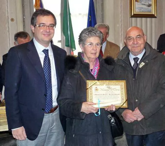 Marco Gallo, vice-sindaco e assessore, durante la cerimonia in municipio per le Nozze d'oro dei buschesi: un'occasione per celebrare l'importanza della famiglia