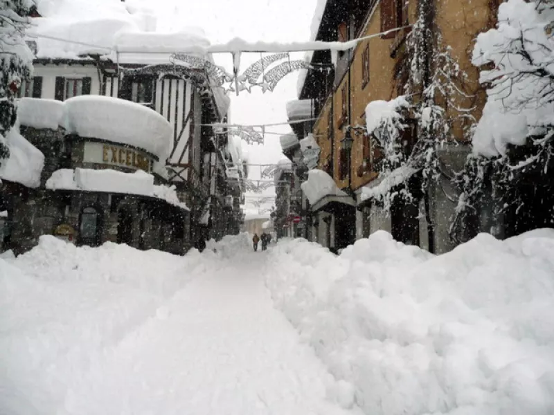 che ci invia una gentile lettrice, il centro di Limone Piemonte durante la grande nevicata dei giorni scorsi