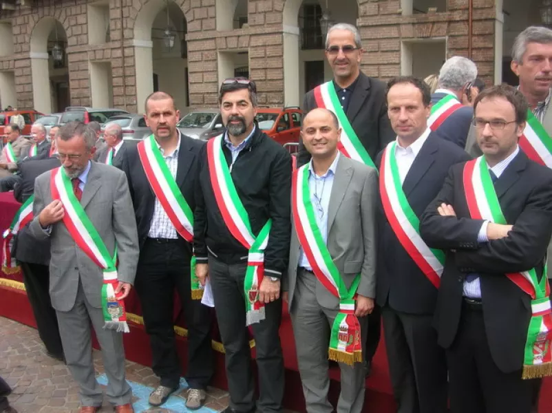 Alcuni dei sindaci della provincia di Cuneo presenti questa mattina in piazza Castello a Torino