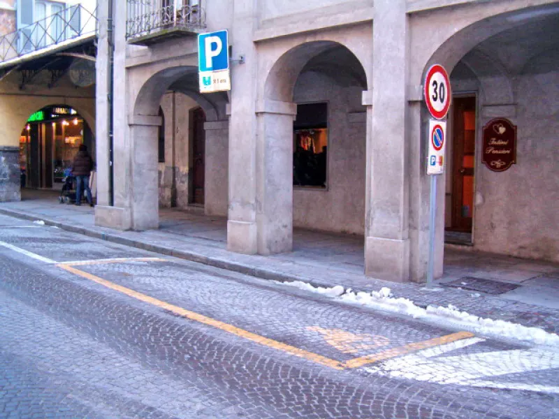 Uno dei posti riservati, in via Umberto I