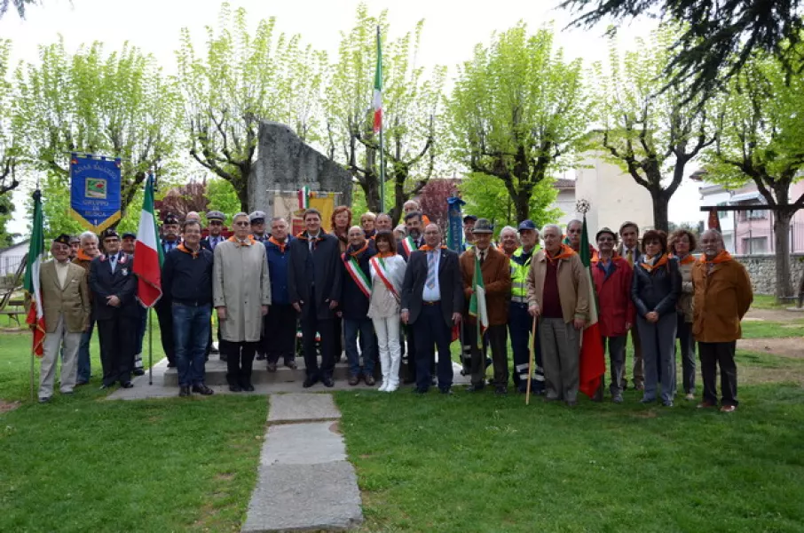 Il gruppo ai piedi del monumento alla Resistenza