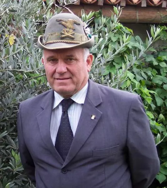 Angelo Rosso con il cappello da Alpino