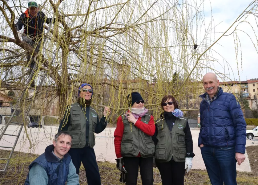 Alcuni dei volontari di Busca & Verde con l'assessore Donadio