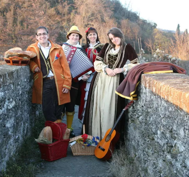 Le maschere di Busca edizione 2012 fotografate sul romantico Ponte Stretto