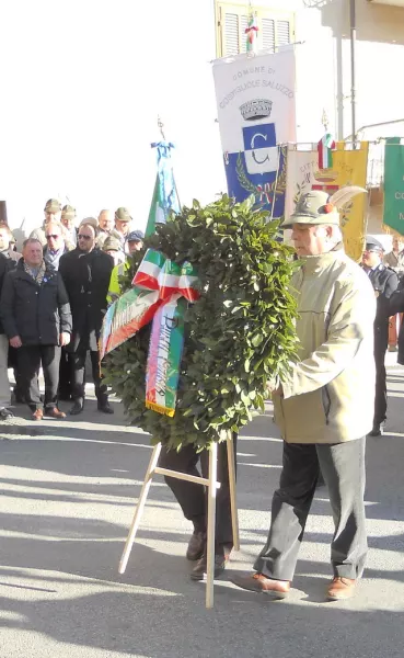 La deposizione della corona d'alloro alla lapide commemorativa del Caduti