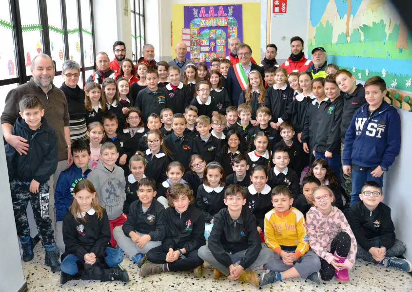 Gli alunni delle classi di quarta delle primarie con gli insegnanti che hanno seguito il progetto, il sindaco, Marco Gallo, l'assessore Ezio Danadio, e i rappresentanti delle associazioni di volontariato di AAA Piccola volontari Cercansi Croce Rossa, Protezione Civile e Sai