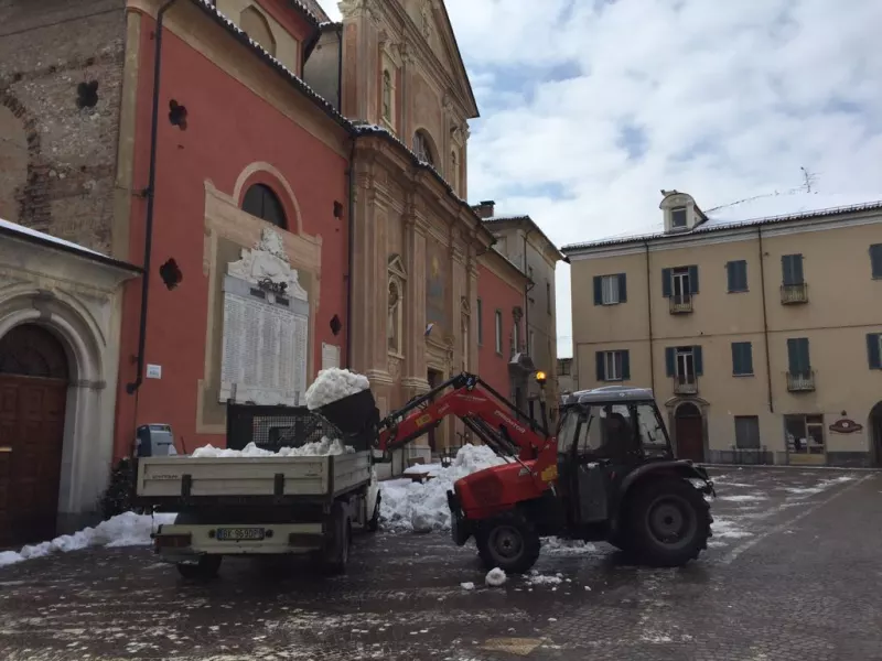 Di sgomberano dalla neve piazze e marciapiedi