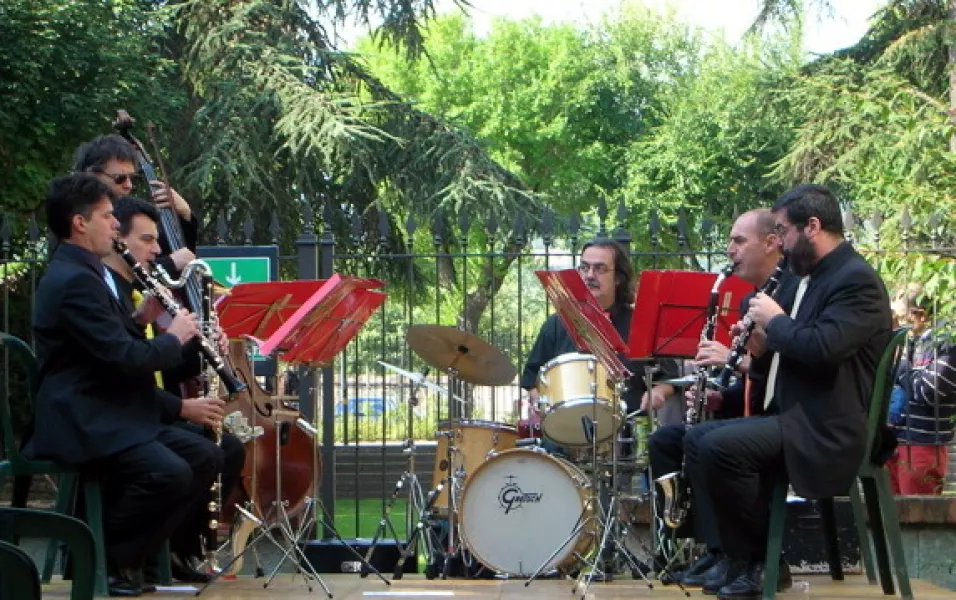 Il Clarivoces Ensemble del Regio Itinerante ieri mattina nel giardino del municipio