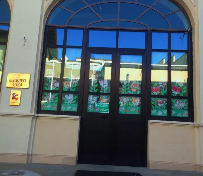 La biblioteca comunale è ospitata nei locali dell’ala vecchia delle scuole elementari, in via Carletto Michelis