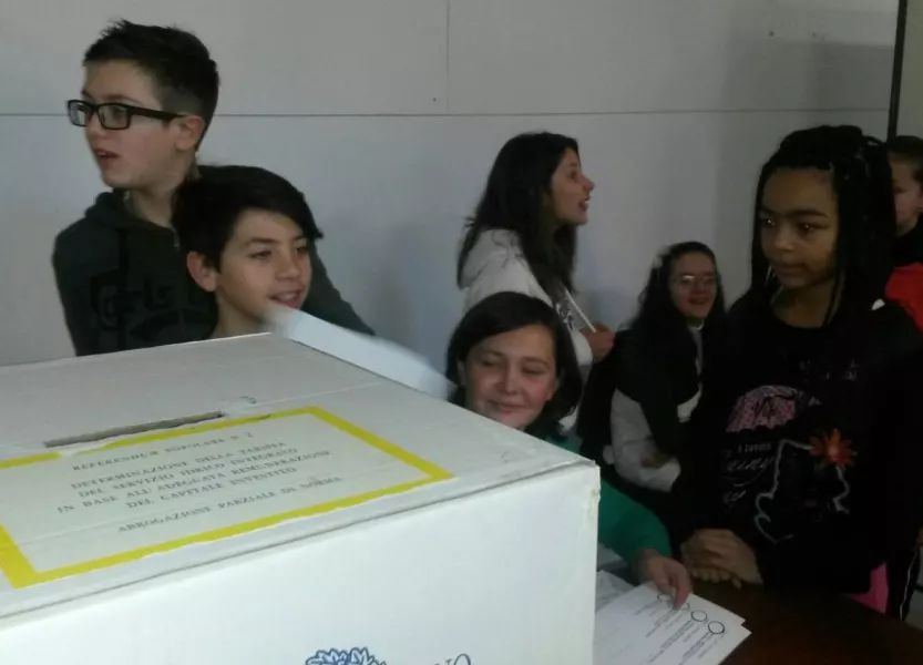 Venerdì prossimo, 9 marzo, si eleggerà il Consiglio comunale dei Ragazzi. Al voto gli studenti delle medie per il terzo rinnovo dell’assemblea cittadina junior. Qui un momento della scorsa tornata del 2016