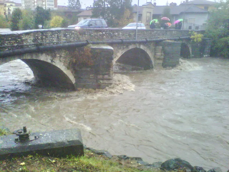 Il Maira ieri pomeriggio al ponte romano di borgo Biandone