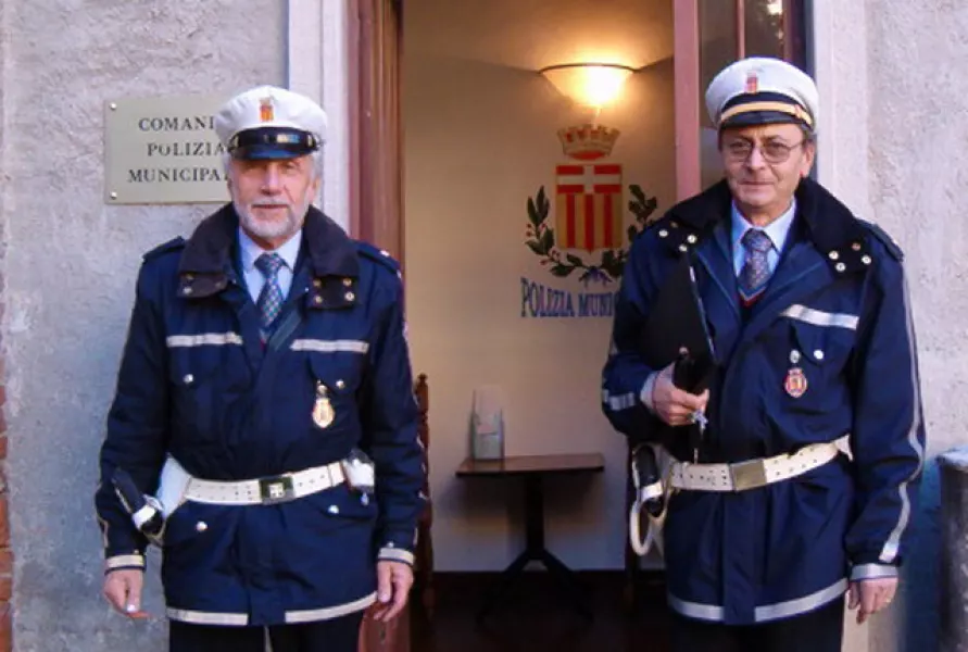 Michele Mattalia e Renato Chiapello, i due vigili urbani in pensione dallo scorso gennaio potranno essere sostituiti con agenti in arrivo da altri Comuni