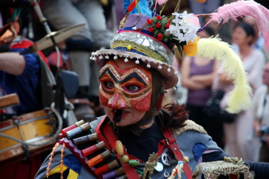 Il Teatro dei Due Mondi di Faenza ha presentato Fiesta: gli interpreti bardati di sgargianti costumi, scenografie e trucchi di grande effetto hanno conquistato prestigiosi premi a livello europeo 