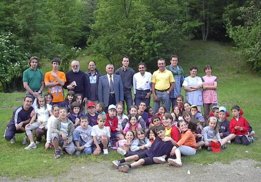 Il parroco, don Enzo Conte, ha impartito la benedizione; alla  cerimonia hanno partecipato anche il sindaco, Luca Gosso, l’assessore provinciale Angelo Rosso, alcuni artigiani e professionisti che hanno curato l’intervento e i bambini della terza elementare