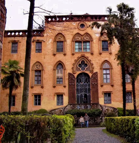 Immerso nel verde delle colline alle spalle di Busca, il Castello del Roccolo è stato edificato tra il 1831 e il 1860 in stile neogotico, per volere e su progetto del marchese Roberto Tapparelli d’Azeglio