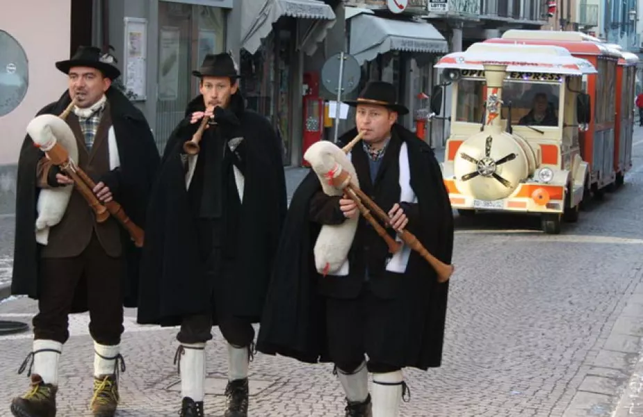 Zampogne e trenino di Babbo Natale