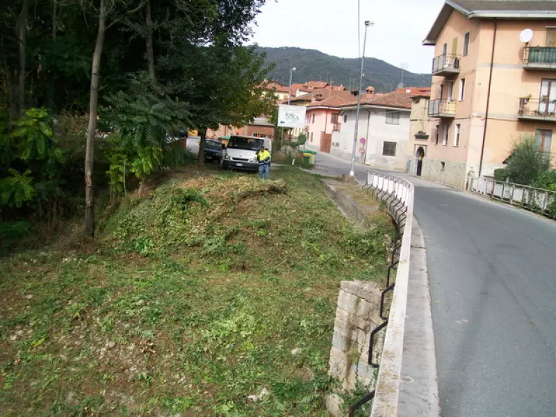 I volontari della Protezione Civile al lavoro nei pressi del ponte sul Maira in via Villafalletto