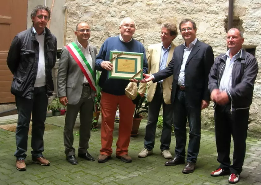 In occasione dell'inauguarzione dei restauri alla scala interna della Torre Rossa il sindaco, Luca Gosso, ha consegnato al presidente dell'associazione la Madunina, Orazio Bruna, ed all'architetto Pier Luigi Barbero una targa di ringraziamento per la straordinaria opera di manutenzione realizzata dall'associazione; nella foto anche il vice-sindaco Marco Gallo e gli assessori Giuseppe Delfino e Gianfranco Ferrero