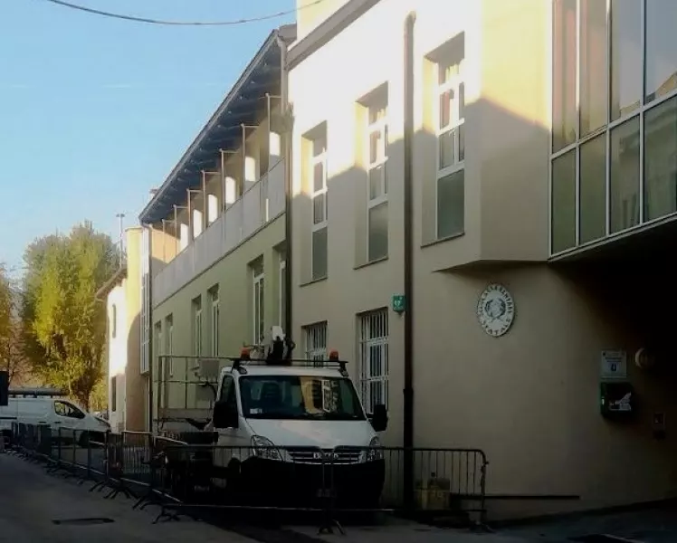 Avviato il cantiere per un impianto fotovoltaico sul tetto delle  scuole primarie