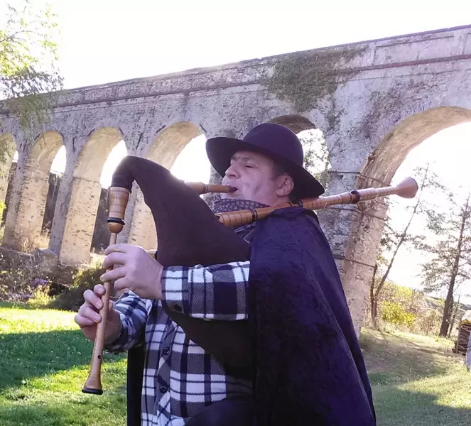 Dante Bruno suona la piva per le strade di Busca e dintorni