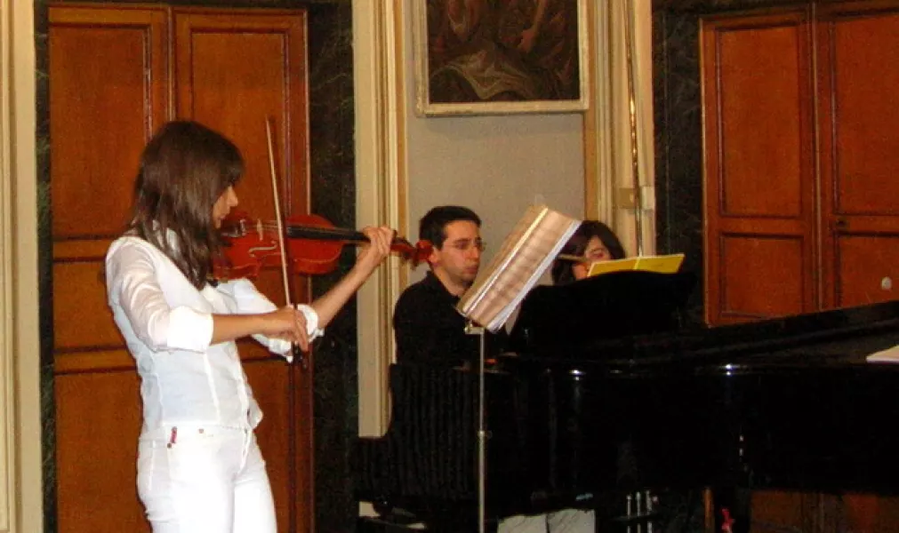 Nicole Zini durante l'esecuzione nella bella sala del Municipio di Pontinvrea, accompagnata al pianoforte da Alessandro Cavo