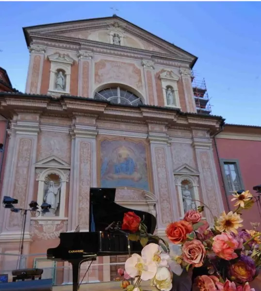 La chiesa e la piazza della Rossa, insieme con l'adiacente sede dell'istituto Vivaldi:  i luoghi dei concerti buschesi