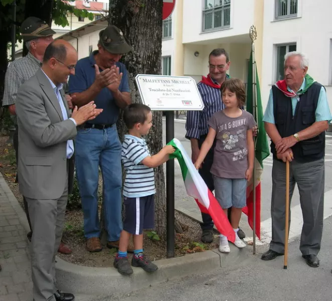 Francesca e Lorenzo scoprono la nuova targa a leggìo 