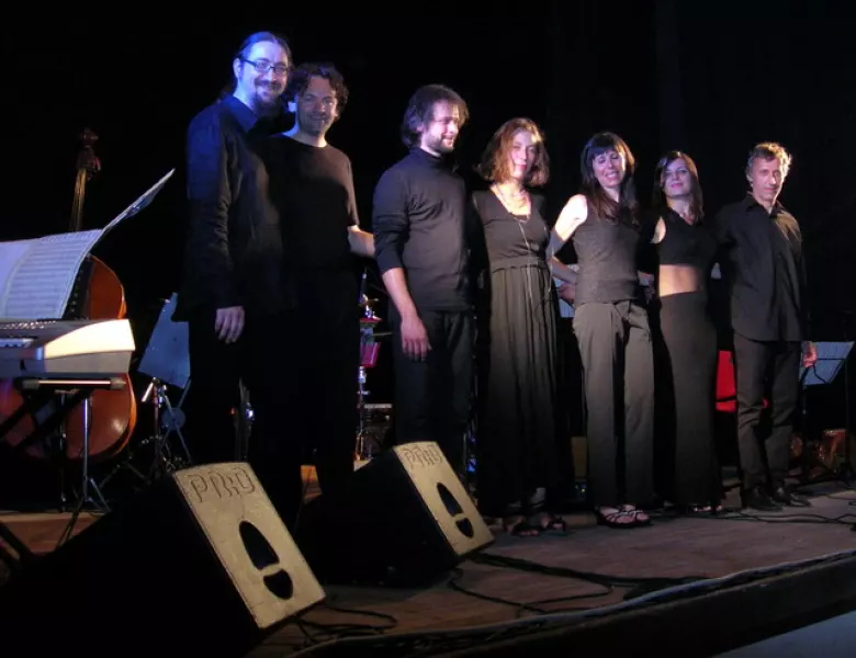 Gli artisti del gruppo A fil de ciel ieri sera sul palco del Teatro Civico