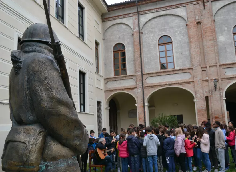 I ragazzi protagonisti della celebrazione al monumento ai Caduti