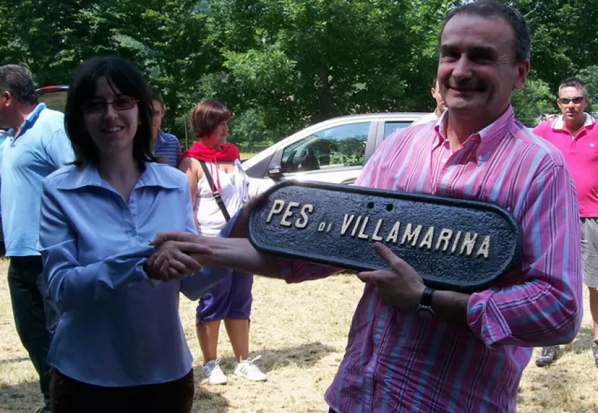 La targa donata dall'associazione Ambiente Padano all'associazione Marcovaldo