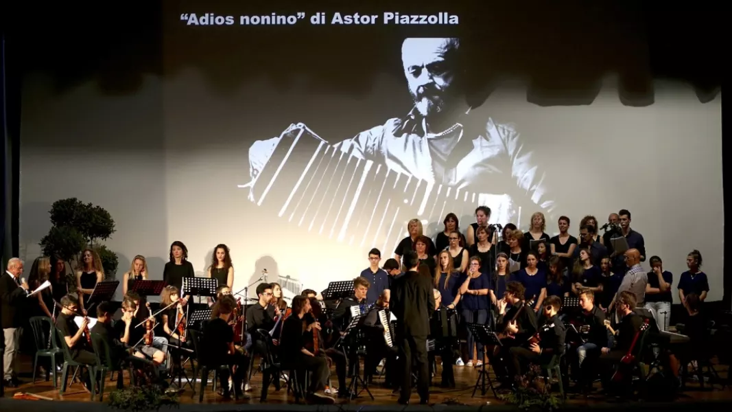 L'orchestra e il coro del civico istituto musicale Vivaldi: soltanto una delle opportunità offerte dalla scuola gestita dall'Isitituzione comunale culturale