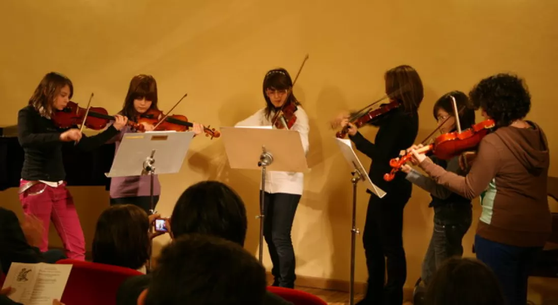 L'esibizione di una classe di violini