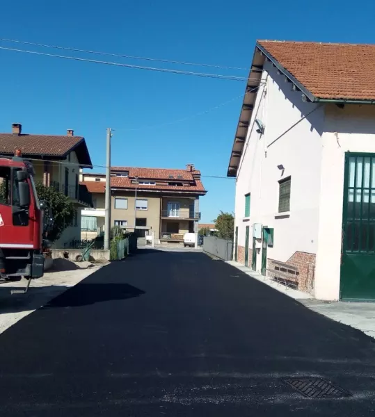 Asfaltato il tratto di strada che congiunge la rotatoria dell'area Capannoni con via Silvio Pellico, che sarà la strada obbligata in uscita dall'area, ad eccezione che per i mezzi della Cri e dei Vigili del Fuovo in servzio di emergenza, i quali avranno una corsia preferenziale in uscita su corso Romita