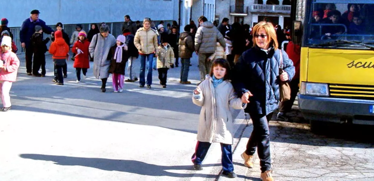 Bambini, genitori e nonni all'uscita delle scuole elementari di Busca