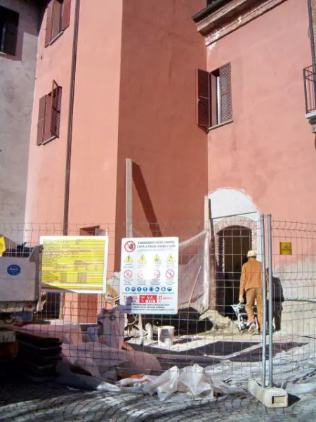 Cantiere aperto nel cortile del municipio