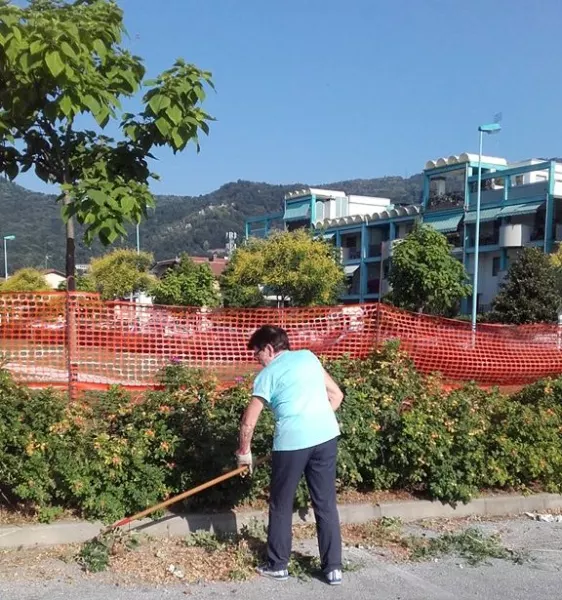  	Volontaria di Busca&Verde al lavoro 