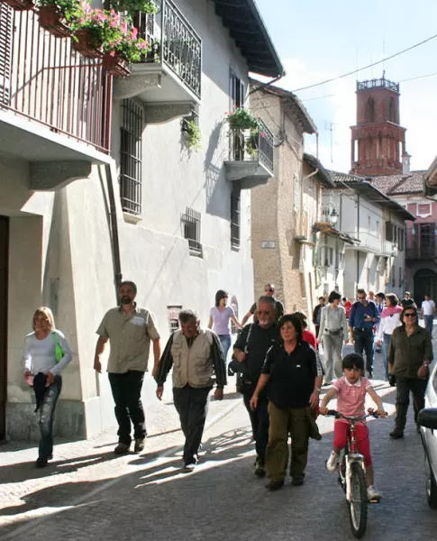 Un gruppo di partecipanti in via Costanzo Rinaudo