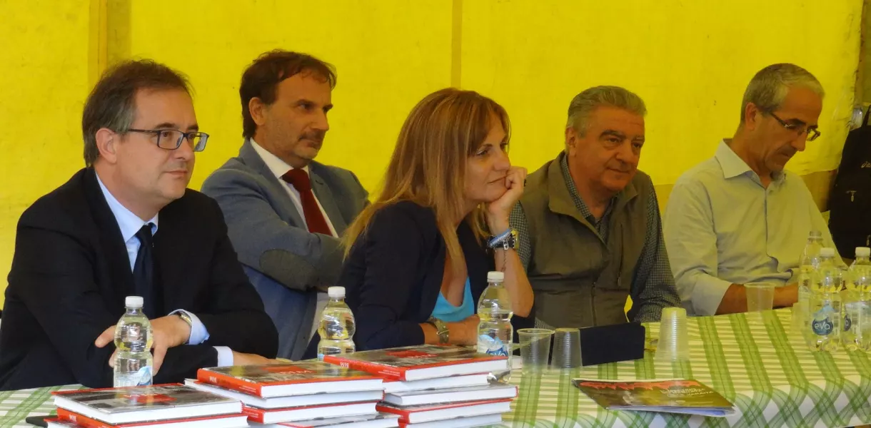 Il sindaco e presidente del Bim Valle Varaita Marco Gallo al tavolo del convegno con l'assessore regionale alla Montagna Alberto Valmaggia e la consigliera provinciale Milva Rinaudo