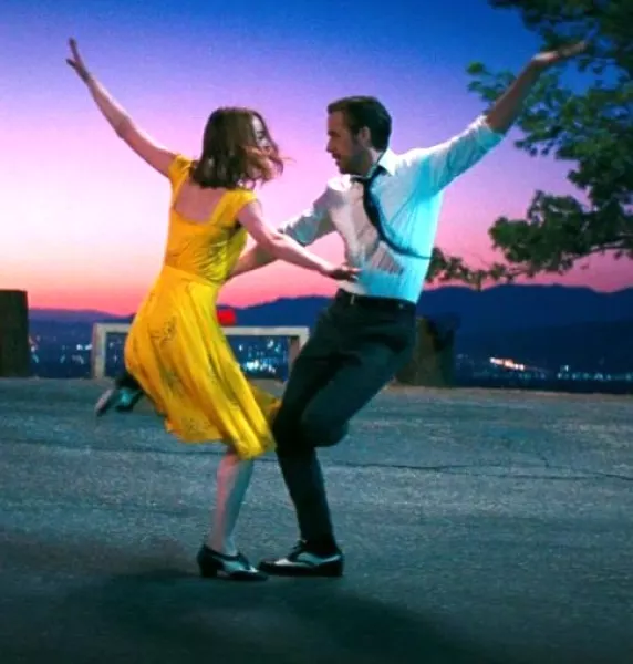 Una scena dal film La La Land in programma sabato 29 luglio alle ore 21.30 al parco del Roccolo