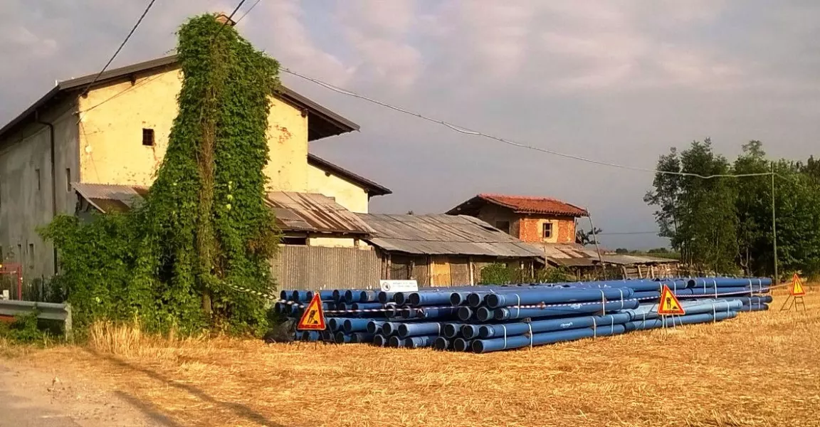 Nuovi tubi in ghisa in attesa di essere interrati in frazione Castelletto