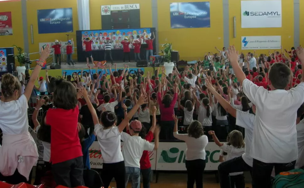 Festa pomeridiana al palazzetto dello sport,  tutti al ritmo di YMCA dei Village People