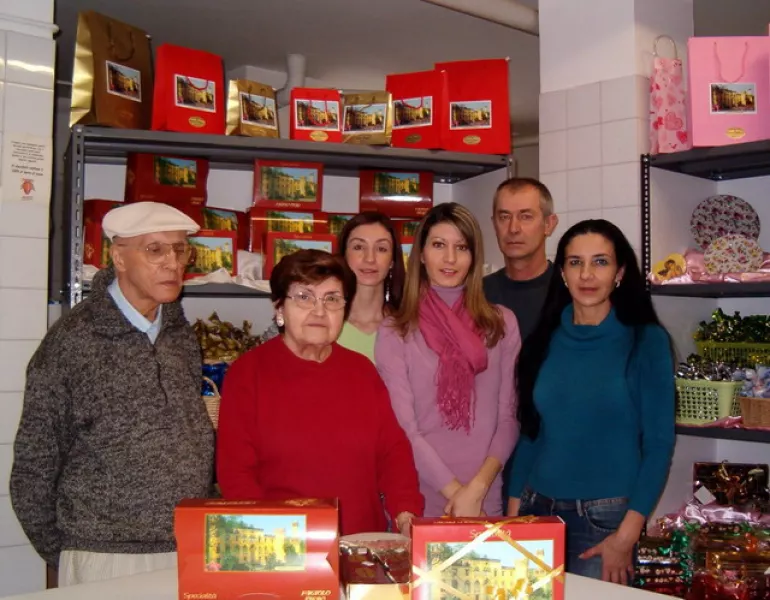 Tre generazioni della famiglia Fagiolo: da sinistra, nonno Pierino e nonna Margherita, le nipoti Betarice ed Alessandra, il genero Carlo Abello e la figlia Bruna