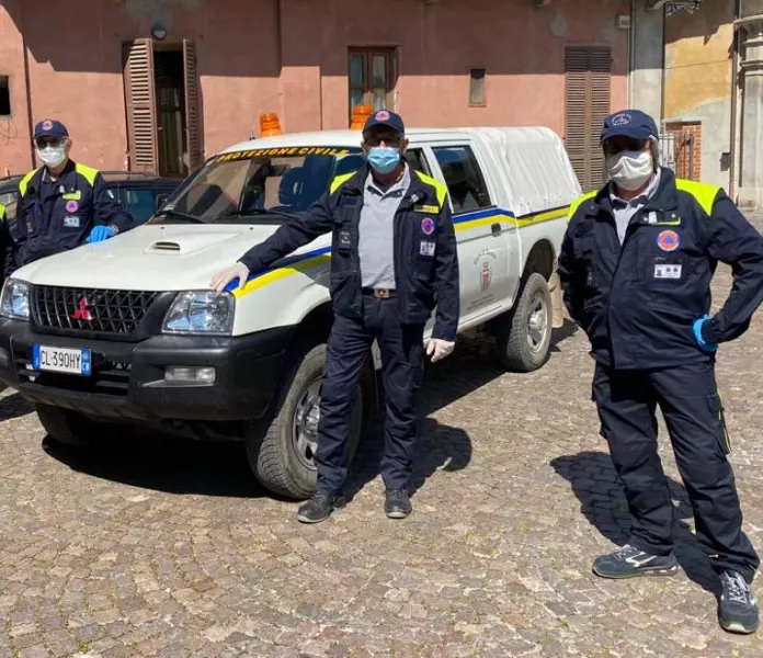 I volontari del gruppo comunale Protezione Civile hanno ricevuto oggi i Buoni spesa dagli uffici comunali e hanno incominciato a distribuirli agli assegnatari