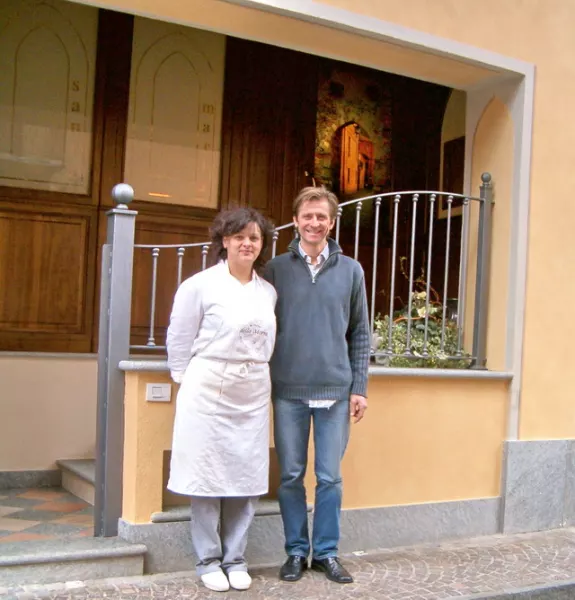 Susi GollÃ©, con il marito Paolo Giolitti, di fronte al nuovo ristorante