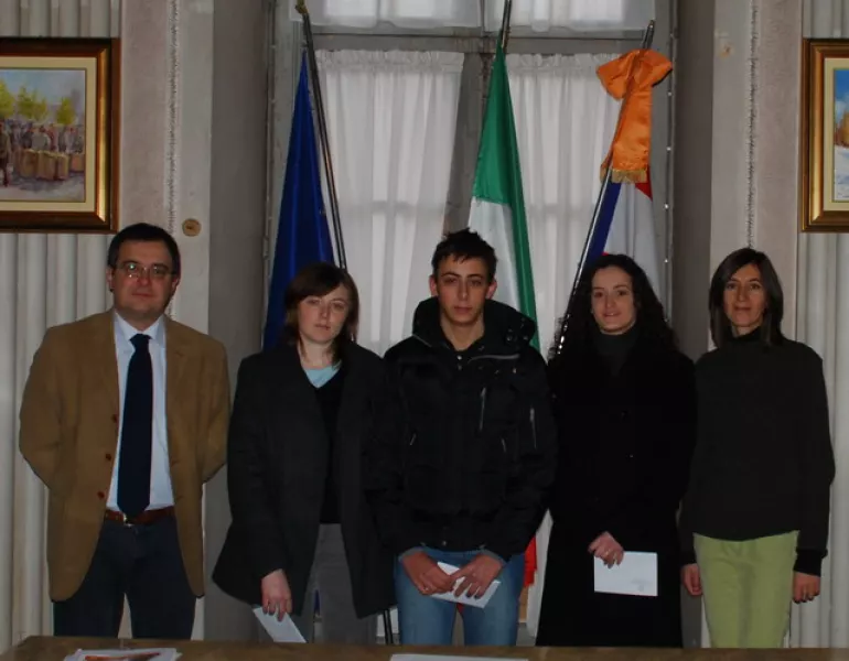 Da sinistra, l'assessore comunale per la Cultura, Marco Gallo, Barbara Bertaina, Matteo Testa,Roberta Aimar e il consigliere comunale, delegato per la scuola, Alessandra Boccardo