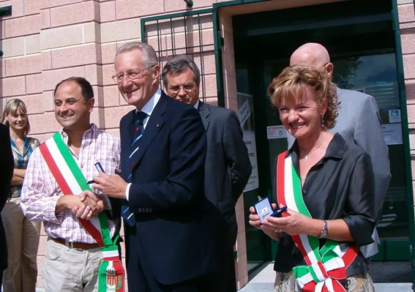 Il sindaci di Busca e Tarantasca con il presidente della banca Cassa di risparmio di Fossano nel giorno dell'inaugurazione dell'agenzia in frazione San Chiaffredo