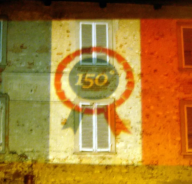 La coccarda tricolore in piazza Santa Maria