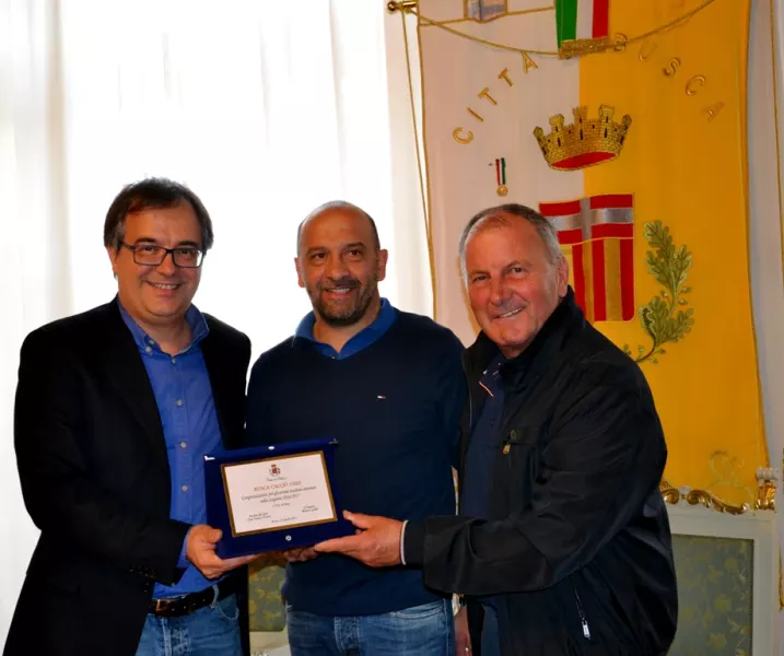 Il sindaco, Marco Gallo, e l’assessore allo Sport, Gian Franco Ferrero, consegnano al presidente del Busca Calcio 1920, Luca Bosio, una targa di congratulazione 