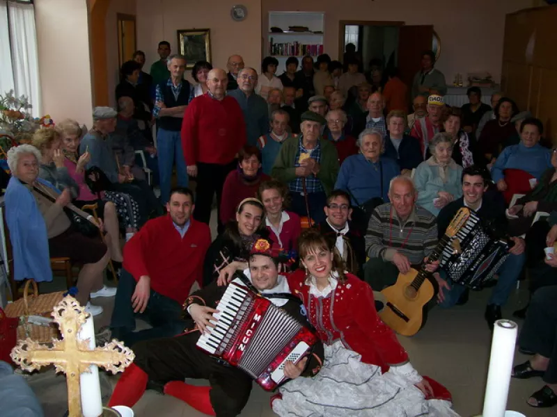 Le Maschere in visita gli anziani della casa di riposo