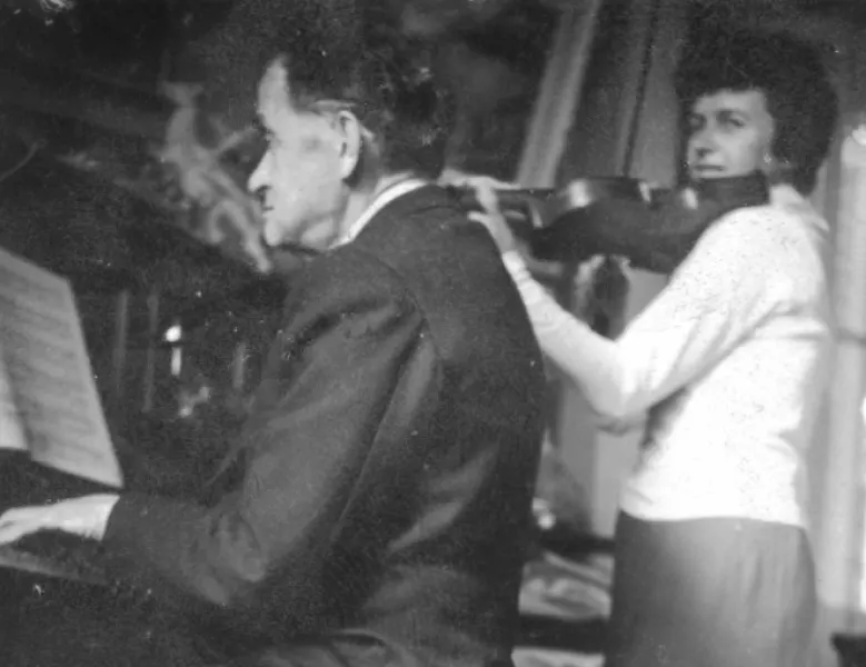 Lezione di violino dal Maestro Romagna (Busca, 28 agosto 1888 - 3 dicembre 1956). E' stata la nipote Agostina, scomparsa nel 1987, a voler onorare la memoria dello zio, lasciando i suoi beni al Comune di Busca 